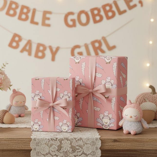 Pink Little Turkey Erntedank Baby Girl Geschenkpapier (Cute Fall Pink Little Turkey and Gingham Feathers Pattern Thanksgiving Wrapping Paper for Baby Girl.)