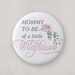 Pink Little Wildblume Mommy zu sein<br><div class="desc">Feiern Sie die Ankunft Ihres kleinen Hauses mit unserem "Pink Wildblume Baby Girl Shower Button Button", eine perfekte Ergänzung zu jeder Babydusche mit seiner charmanten Wildblume und rosa Thema. Dieses wunderschön gestaltete Knopfdruck-Button enthält das Wort "Wildblume" in eleganter, klassischer Kalligrafie, die oben mit einer zarten Aquarellfarbe rosa Wildblume geschmückt ist...</div>