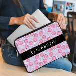 Pink Lollipops, Heart Lollipops, Lolly, Ihr Name Laptopschutzhülle<br><div class="desc">Niedlich,  lustig und bezaubernd mit rosa Lollipops auf lila Hintergrund. Modernes und trendiges Geschenk,  perfekt für den Bonbonliebhaber in Ihrem Leben. Personalisieren Sie diese durch Hinzufügen von Namen,  Spitznamen,  Monogramm oder Initialen.</div>
