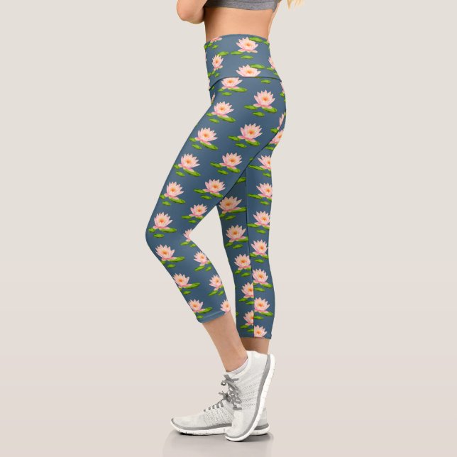 Pink Lotus Blume & Lily Pads auf Blue Yoga Capri Leggings (Links)