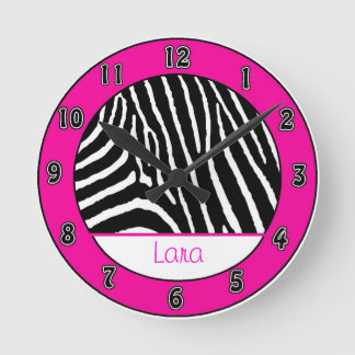 Pink-Mädchenzebra-Wanduhr mit Namen Runde Wanduhr
