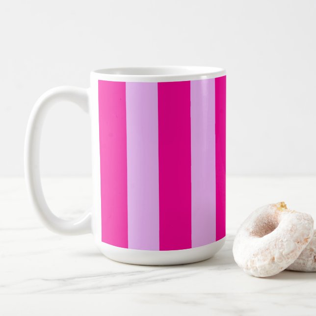 Pink & Magenta Vertikales Streifenmuster Kaffeetasse (Mit Donut)