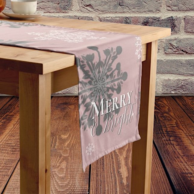 Pink Merry and Bright Schneeflocken Weihnachten Mittelgroßer Tischläufer (Pink Merry and Bright Snowflakes Christmas Table Runner)