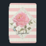Pink mit handgemalten Pfoten und Blauer Schmetterl iPad Mini Hülle<br><div class="desc">Exquisit detaillierte, elegante rosa Blume mit einem niedlichen blauen Schmetterling im Vintagen Stil ist tatsächlich handgemalt Kunstwerk von Audrey Jeanne. Hübsch, farbenfroh, süß weiblich mit Ihrem Namen personalisiert in einem Drehbuch-Schriftart. Ein antikes Pergament wie Hintergrund mit Wirbel, Schriftrollen, Handschriften und eine Grenze von New Orleans Stil eisernen Zaun Muster ist...</div>