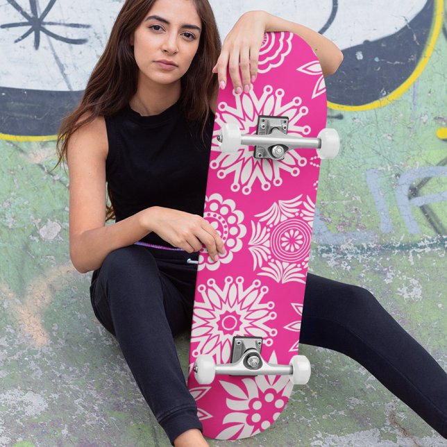 Pink Modern Girly Abstrakt Trendy Cool Floral Skateboard (Von Creator hochgeladen)