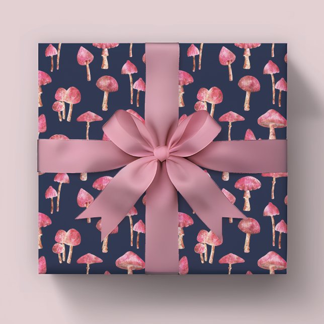Pink Mushroom-Muster Geschenkpapier (Pink mushroom wrapping paper sheets. Woodland mushrooms on navy blue background.)