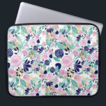 Pink Navy Blue Gold Watercolor Blume Muster Laptopschutzhülle<br><div class="desc">Seine eleganten und hübschen Designs zeigen handbemalte, blütenfarbene, marineblaue Blume und Blätter in Aquarelltönen und mit Imitaten bedruckte Silhouetten aus Goldfolie auf einem schlichten, weißen Hintergrund. Es ist modern, mädchenhaft, weiblich, ländlich und originell. Stilisieren Sie mit diesem handbemalten Design, das vom Künstler La Femme, Rachel Matheney, entworfen wurde. ***WICHTIGE HINWEIS...</div>