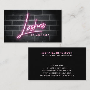 Pink Neon 'Lashes' Schild an der Ziegelwand Visitenkarte
