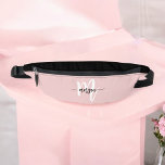 Pink Niedlich Monogram Name Girl's Script Bauchtasche<br><div class="desc">Mit dem Pink Niedlich Monogram Name Girl's Script Fanny Pack können Sie sich stilvoll austoben. Dieses trendige Accessoire besticht durch ein reizvolles Schwarz-Rosa-Design mit einem spielerischen Script-Monogramm, das perfekt geeignet ist, um jedem Outfit eine Touch personalisierten Flairs hinzuzufügen. Aus haltbarem, leichtem Material gefertigt, bietet es mit seinen sicheren Reißverschlüssen reichlich...</div>