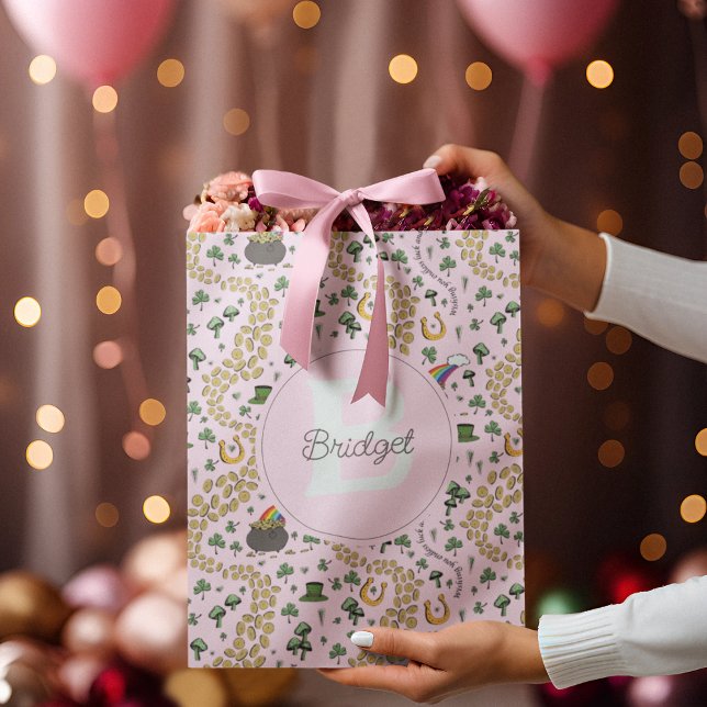 Pink Niedlich n' Curvy Kleeblatts Baby Name St Pat Mittlere Geschenktüte (Original St Patricks Day pattern. Click on "Personalize" & follow the text prompts to make it yours!)