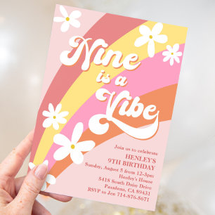 Pink Nine ist ein Vibe Retro Daisy Rainbow Birthda Einladung