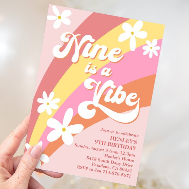 Pink Nine ist ein Vibe Retro Daisy Rainbow Birthda Einladung (Von Creator hochgeladen)