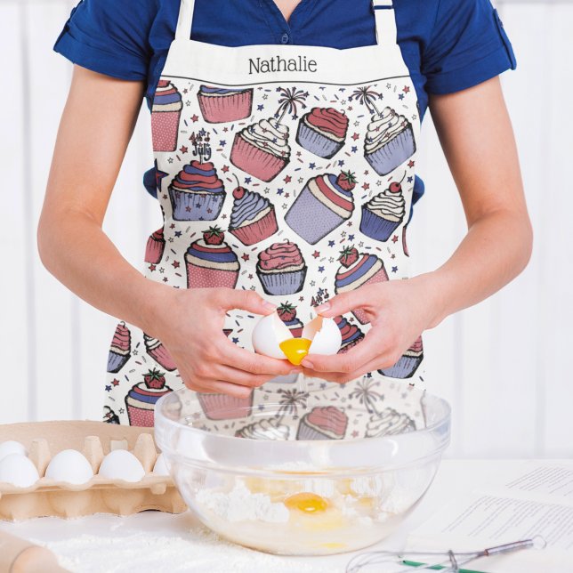 Pink Patriotic 4. Juli Cupcakes Personalisiert Schürze (Fun July 4th Personalized Hand-Drawn Cupcakes Apron with July 4th Toppers, Strawberries & Cherries. )