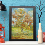 Pink Peach Tree in Blossom von Vincent van Gogh Poster<br><div class="desc">Pink Peach Tree in Blossom (Reminiszenz von Mauve) von Vincent van Gogh ist eine Vintage Kunst Post-Impressionismus Landschaft Natur Malerei. Eine Landzunge mit Pfirsichbaum in einem Obstgarten mit blühenden Blume im Frühling. Auch "Souvenir de Mauve" (Erinnerung an Mauve) wurde dem Maler Anton Mauve gewidmet. Es gibt zwei verborgene Bilder, ein...</div>