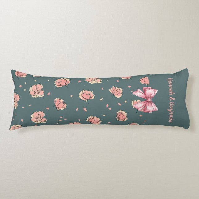 Pink Peony and Bow Pattern Seitenschläferkissen (Vorderseite)