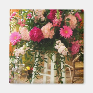 Pink_Peony_Blume_Zeremonie_Arrangement_On_Stand Magnet