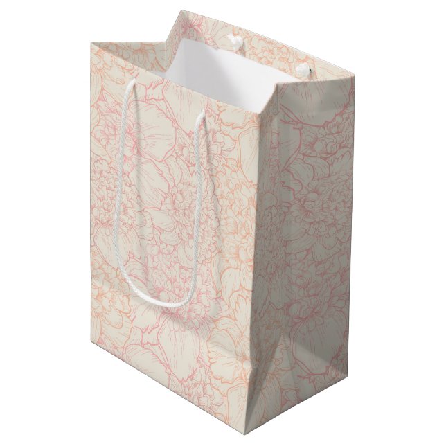 Pink Peony Floral Pattern Mittlere Geschenktüte (Vorderseite Schrägansicht)