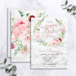 Pink Peony Wreath Rose Goldmarmor Typografie 85. Einladung<br><div class="desc">Nimmt mein bisher beliebtes Design auf, diese wunderbare Geburtstagseinladung enthält die schönsten Aquarellfloralen, die ich je gesehen habe - so realistisch, dass sie wie Fotos aussehen! Ein Kranz aus rosa Bäuche und Aschelbäumen, Dahlien, Alliumbällen, Eukalyptuszweigen und ein zartes burgundisches Chrysanthemum umschließen eine Rose-Goldfolie mit handgeschriebenen Schriften, die auf einem wunderschönen...</div>