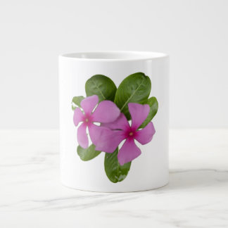 Pink Periwinkle Blume mit grünen Blätter Jumbo-Tasse