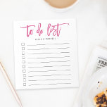 Pink | Personalisierte Pinselstriche Notizblock<br><div class="desc">Chic personalisiert Notizblock verfügt über "to do list" an der Spitze in lebhaften tropisch rosa handgeschriebenen Stil Pinsel mit Schreibschrift. Personalisieren Sie Ihren Namen oder Textauswahl darunter oder verließ Sie auf Wunsch leer. 10 Zeilen mit Checkboxen helfen Ihnen,  alle wichtigen Aufgaben behalten!</div>