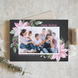 Pink Poinsettias Chalkboard Foto Happy Holidays Feiertagskarte<br><div class="desc">Gute Ferien! Individuell gestaltbare Weihnachtsflachkarte mit Aquarellbildern von rosa Poinsettias, Beeren, Baumwolle und Stollen auf einem Imitat-Kalkboard-Hintergrund. Personalisieren Sie das durch Hinzufügen von Fotos und eigenen Texten. Diese rosa, blumengeschmückte Weihnachtskarte ist in einer Vielzahl von Kartenmaterial erhältlich. Versenden Sie mit dieser hübsch rosa botanischen Weihnachtskarte Urlaubsgrüße an Familie und Freunde....</div>