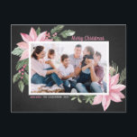 Pink Poinsettias Chalkboard Frohe Weihnachts-Foto Feiertagspostkarte<br><div class="desc">Frohe Weihnachten! Senden Sie mit dieser individuell gestaltbaren botanischen Postkarte Urlaubsgrüße an Familie und Freunde. Es zeigt Aquarellbilder von rosa Poinsettien, Beeren, Baumwolle und Stollen auf einem Imitat Kalkboard Hintergrund. Personalisieren Sie das durch Hinzufügen von Fotos und eigenen Texten. Diese rosa, blumengeschmückte Weihnachtspostkarte ist in einer Vielzahl von Kartons erhältlich....</div>