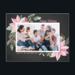 Pink Poinsettias Chalkboard Happy Holidays Foto Feiertagspostkarte<br><div class="desc">Gute Ferien! Senden Sie mit dieser individuell gestaltbaren botanischen Postkarte Urlaubsgrüße an Familie und Freunde. Es zeigt Aquarellbilder von rosa Poinsettien, Beeren, Baumwolle und Stollen auf einem Imitat Kalkboard Hintergrund. Personalisieren Sie das durch Hinzufügen von Fotos und eigenen Texten. Diese rosa, blumengeschmückte Weihnachtspostkarte ist in einer Vielzahl von Kartons erhältlich....</div>