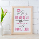 Pink Pucker hoch und reparieren Ihre Friseursalon Poster<br><div class="desc">"Pucker Up,  Fix Your Hair and Get Back on the Dance Floor" Vintages Hochzeitsposter,  das im Frauenbad zu sehen ist. Drucke mit Lipstick und Akzente mit Haarpinsel. Helles rosa und zinngraues Farbschema auf weißem Hintergrund.</div>