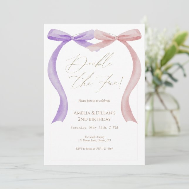Pink purple bow Twin Birthday Invitation Einladung (Stehend Vorderseite)