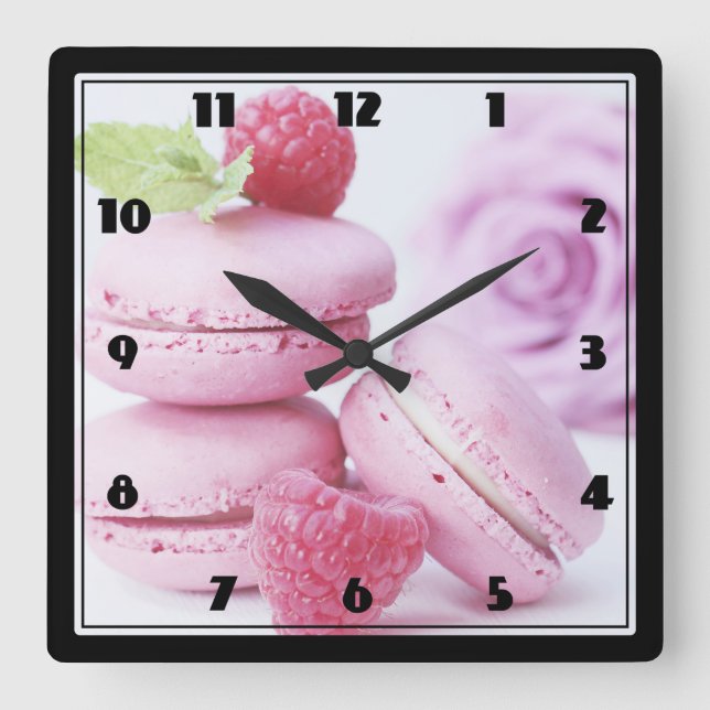 Pink Raspberry Macarons Foto Quadratische Wanduhr (Vorderseite)