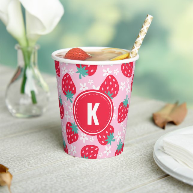 Pink Red Strawberries Floral  Pattern Monogram Pappbecher (In Situ)