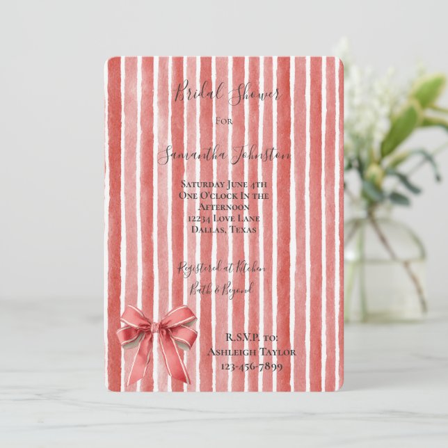 Pink Red Stripes Bow Bridal Shower Einladung (Stehend Vorderseite)
