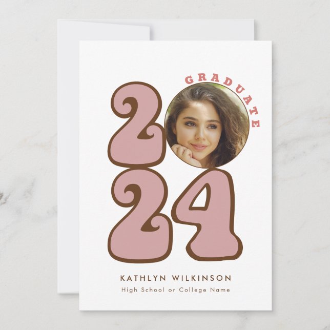 Pink Retro Groovy Fun Script Wildblume Abschluss Einladung (Vorderseite)