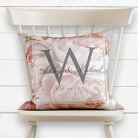 Pink Rose Peony Script Monogram Wedding Keepake Kissen<br><div class="desc">Personalisierte Hochzeitssache. Dieses hübsche, elegante Design-Kissen besticht durch ein leuchtendes rosa Rosen- und Pfirsichbouquet über einem rosa, korallenblauen und wasserfarbenen Hintergrund. Das klassisch graue Monogramm liegt zunächst in einer übersetzbaren Schicht mit einem inneren Rand von Imitaten, Goldfolie. Die Vornamen des Ehepaares werden über das Monogramm zunächst in einem schönen Kalligraphie-Skript...</div>