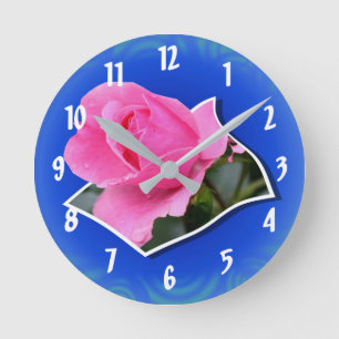 Pink Rosebud Out of Bounds Flower Art Runde Wanduhr