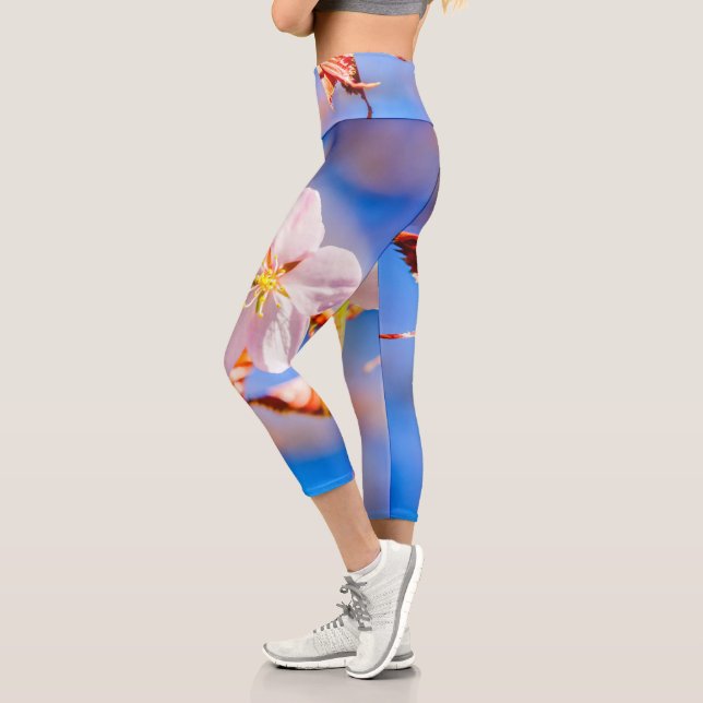 Pink Sakura Blume Blue Sky Capri Leggings (Links)