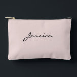 Pink Script Name Minimal Modern Travel Cosmetic Zubehörtasche<br><div class="desc">Baby Pink Script Name Minimal Modern Travel Cosmetic Accessoire Pouch verfügt über einen soliden weichen rosa Hintergrund mit einem eleganten schwarzen Skriptnamen personalisiert auf der Vorderseite. Das minimalistische Design bietet eine stilvolle und praktische Möglichkeit, Ihre Essenzen zu organisieren, sei es für Kosmetik, Make-up oder kleine Reiseartikel. Die moderne, elegante Ästhetik...</div>