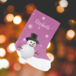 Pink Snowman Winter Scene Weihnachtsfest Strumpf Kleiner Weihnachtsstrumpf<br><div class="desc">Fügen Sie Ihrem Mantel eine skurrile Touch in dieser Urlaubssaison mit einem personalisierten Pink Snowman Winter Scene Weihnachtsfest Strumpf. Im Strumpf-Design präsentiert sich ein Happy Snowman in einer schneebedeckten winterlichen Szene mit einem rosa Hintergrund, der mit passenden Farbschneeflocken geschmückt ist. Mit diesem Design sind auch zusätzliche Geschenk- und Urlaubsartikel erhältlich....</div>