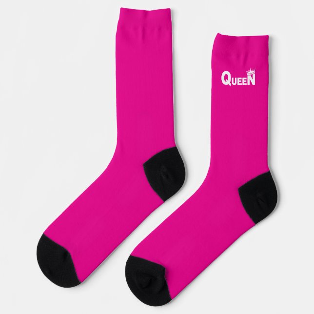 Pink socks with ‘Queen’ in white and a crown Socken (Linkes Detail)