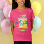 Pink Sweet Whimsical Birthday Girl T-Shirt<br><div class="desc">Gib deinem Geburtstagsmädchen die Aufmerksamkeit,  die sie hat,  und mache ihren Tag mit diesem skurrilen,  rosa Geburtstagsmädchen T - Shirt besonders. Pinks grün und gelb machen diesen Geburtstagskuchen super süß.</div>