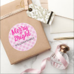 Pink tartan Christmas Merry Bright Familienname Runder Aufkleber<br><div class="desc">Rosa Tartan Weihnachten Merry Bright Familienname Classic Round Sticker. Niedliche und elegante Weihnachts-Winter-Neujahr-Weihnachtsgeschenkartikel für sie. Schönes Weihnachtsmuster Light rosa karierte Optik von PLdesign.</div>