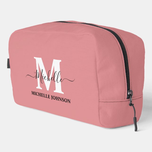 Pink Toilettenbeutel mit Monogramm (#E48E91) Waschbeutel (Rechte Ecke)