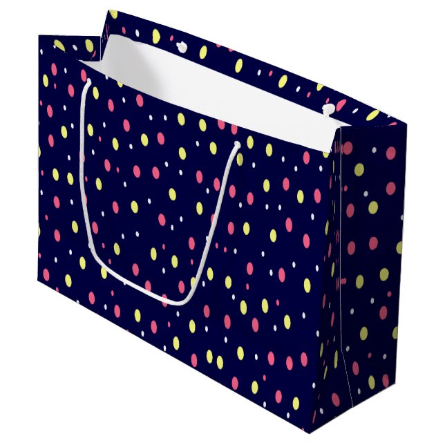 Pink und Gelb Polka Punkte auf Navy Blue Große Geschenktüte (Vorderseite Schrägansicht)