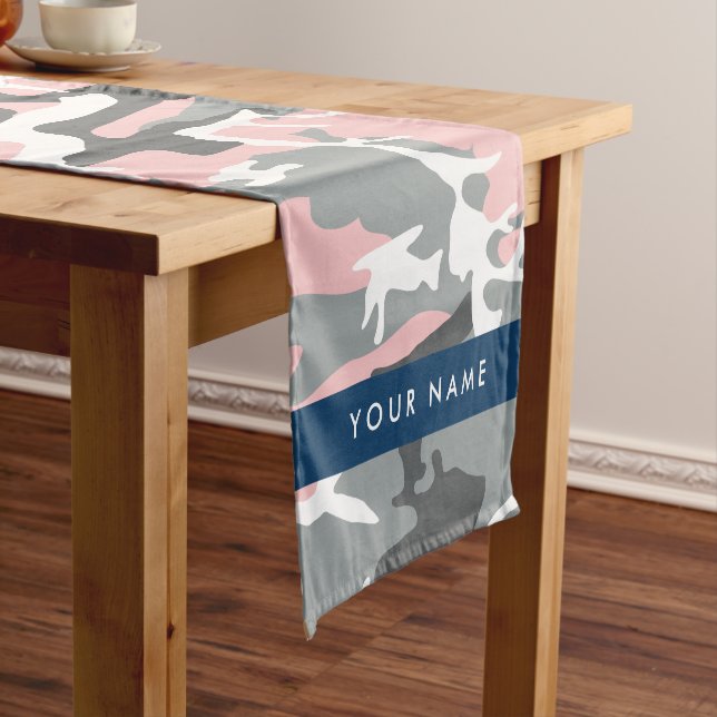 Pink und Gray Camouflage Ihr Name personalisieren Kurzer Tischläufer (Beispiel)
