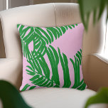 Pink und grün Blätter Beach House Kissen<br><div class="desc">Einfache rosa und grüne Farbgebung mit grünen Blätter aus Palmen auf rosa Untergrund.</div>