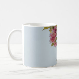 PINK UND GRÜNE BLUME UNTER WEISSER LUFT KAFFEETASSE