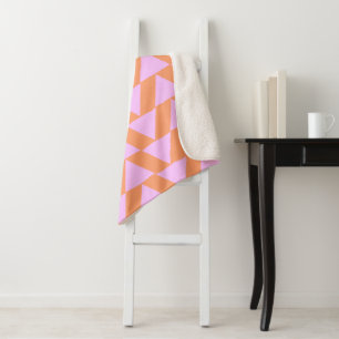 Pink und Orange Modern Geometric Triangle Pattern Sherpadecke