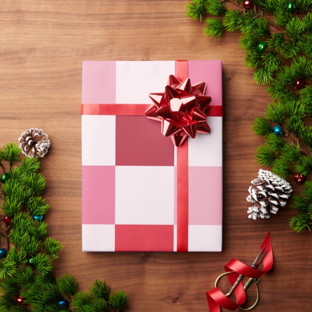 Pink und Red Checkerboard Wrapping Paper Geschenkpapier (Feiertagsgeschenk)