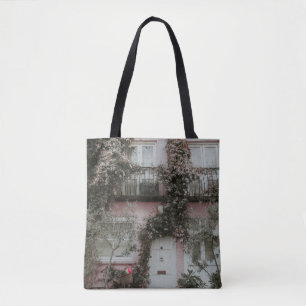 PINK UND WEISS GEMALTETES HAUS MIT PFLANZE A