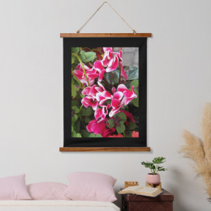 Pink Variegierte Cyclamen mit schwarzer Grenze Wandteppich Mit Holzrahmen